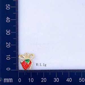Vista dettagliata del ciondolo fragola rosso con fiocco dorato e peso di 1,1 g