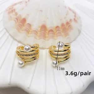 Detail von 11mm goldener Earcuff mit Zirkonia-Reihe und eleganten Perlen-Akzenten