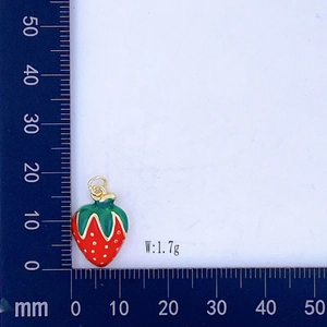 Dettaglio pendente fragola su un righello con indicazione del peso di 1,7g