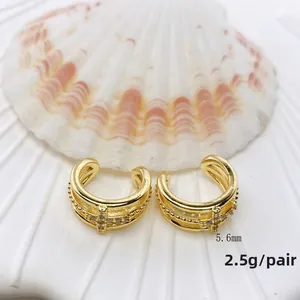 Detail der 5,6mm dreilagigen Gold-Ohrklemme mit Zirkoniasteinen und Perlenrand
