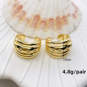 Details von 10mm goldenen Ohrmanschetten mit Zirkonia-Inlay und 4,8g Gewicht pro Paar