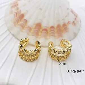 Detail von 8mm goldenen Wellen-Ohrklemmen mit Zirkonia auf weißem Hintergrund