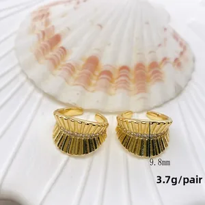 Detail eines 9,8 mm gefalteten Goldrings mit weißem Zirkonbesatz auf Muschelbasis
