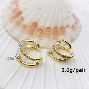 Detailaufnahme goldene Earcuffs mit Perlen und Zirkonia, 12,6 mm Größe und 2,6 g Gewicht