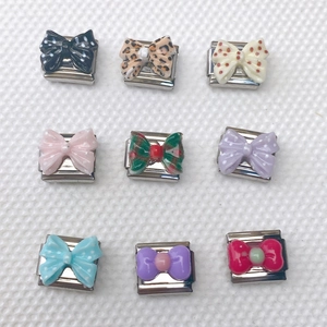 Italienische Charm-Glieder aus Edelstahl mit bunten Schleifenmotiven in 3x3 Raster-Layout