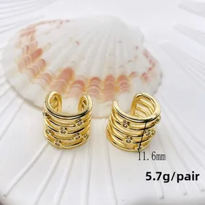Makroaufnahme goldener mehrlagiger Ohrclip mit Zirkonia, Höhe 11,6 mm und Gewicht 5,7 g