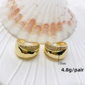 Detailansicht der 10 mm goldene C-Ohrklemmen mit Wellentextur und Zirkonia-Besatz