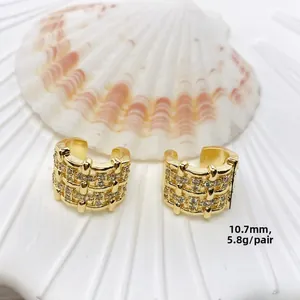 Detailansicht goldener Gitter-Ohrclips mit Mikro-Zirkonia, Breite 10,7 mm