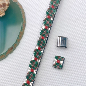 Nahaufnahme von italienischem Edelstahl-Charm-Armband mit rot-grünen Weihnachtsmustern