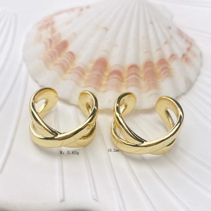 Detail view of wavy 18K gold plated ring showing 10.2mm width and 5.65g weight specifications