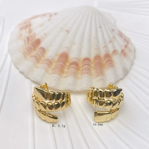 Detail showing wavy geometric 18K gold plated ear cuff with 10.6mm size and 4.1g weight