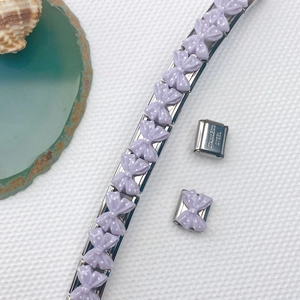 Detailaufnahme des italienischen Charm-Armbands aus Edelstahl mit lila gepunkteter Schleife