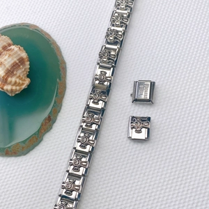 Vue détaillée des maillons de bracelet italien avec motifs de croix vintage en acier