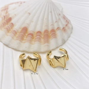 Detail of 18K gold-plated wave geometric ear cuff with 2.8g weight and 8.5mm width