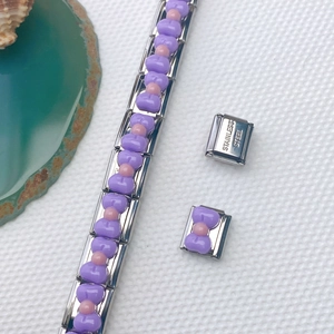 Details der lila und rosa Schmetterlingsperle auf dem italienischen Edelstahlarmband