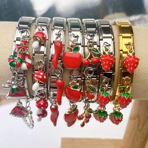 Bracelets à breloques italiens avec pendentifs fruits rouges sur porte-bijoux