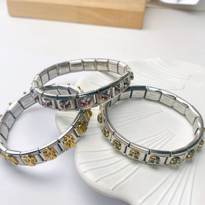 Trois bracelets charms italiens avec aigle doré et yeux colorés sur plat céramique