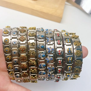 Bracelet italien modulaire vintage avec fleurs dorées et breloques en émail coloré