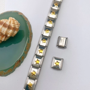 Détails de l'anneau de bracelet à breloques en acier inoxydable avec motifs d'étoiles dorées
