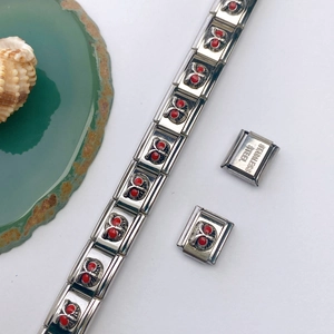 Vue macro détaillée montrant le poinçon acier inoxydable sur le lien du bracelet élastique