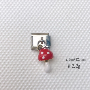 Détail du pendentif champignon rouge sur lien en acier inoxydable de 7,5 mm par 12,5 mm