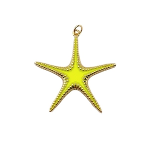 Pendaglio a stella marina dorata con smalto giallo neon e bordi con texture a perline