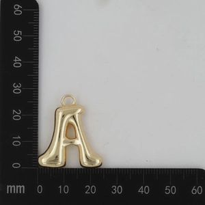 Détail du pendentif lettre A dorée style ballon mesurant trente millimètres environ