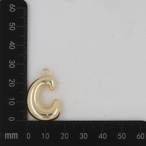 Vue détaillée du pendentif lettre C dorée en forme de ballon avec échelle de mesure