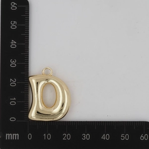 Vue détaillée des dimensions du pendentif lettre D dorée mesurant 28mm par 28mm env