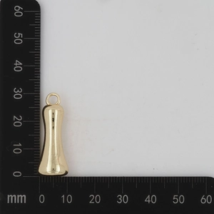 Pendentif doré poli avec dimensions mesurées à 32 mm de long et 12 mm de large
