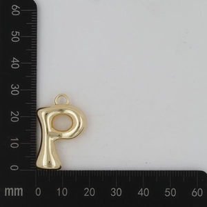 Vue macro du porte-clés lettre P dorée 3D avec mesure de la hauteur à 30mm