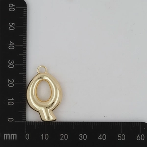 Pendentif lettre Q dorée polie montrant une hauteur de 30mm sur une échelle de mesure