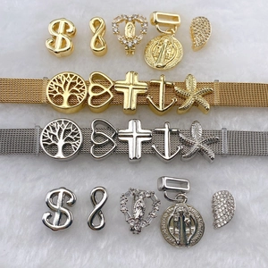 Bracelet à breloques DIY avec pendentifs étoile, lune et croix sur bandes en maille