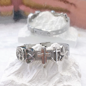 Bracelet en maille argentée avec breloques étoile, lune, croix et arbre de vie sur pierre