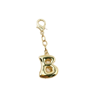 Porte-clés lettre B dorée style bulle 3D avec fermoir mousqueton sur fond blanc pur