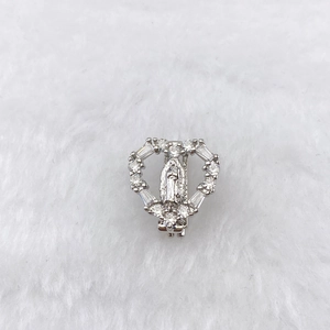 Détail macro du pendentif cœur en argent avec la Vierge Marie et des oxydes de zirconium