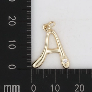 Detailansicht eines goldfarbenen Buchstabe A Messinganhängers mit Zirkon und Größenangabe
