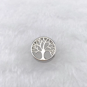 Vue détaillée du pendentif arbre de vie en argent avec design ajouré sur fond pelucheux