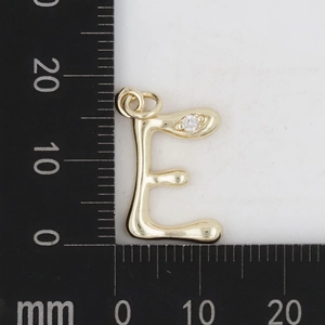 Detaillierte Makroansicht des Messing Buchstaben-E-Anhängers mit einer Höhe von ca. 18 mm