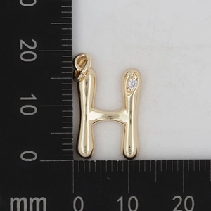 Detailansicht eines 15 mm vergoldeten Messing-Anhängers Buchstabe H mit kleinem Diamant