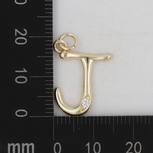 Makro-Detail des goldenen Buchstabe-J-Anhängers mit Diamant, zeigt 15mm Größe auf Skala
