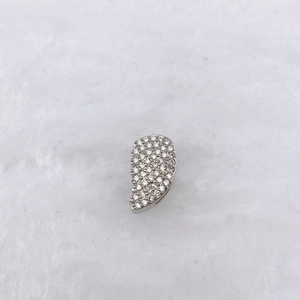 Vue détaillée d'un pendentif aile en argent avec des pierres de zircone blanches