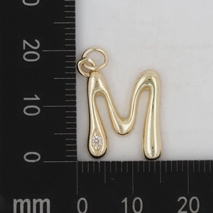 Detaillierte Messung von Messing Buchstabe M Anhänger mit Zirkon für DIY Halskette