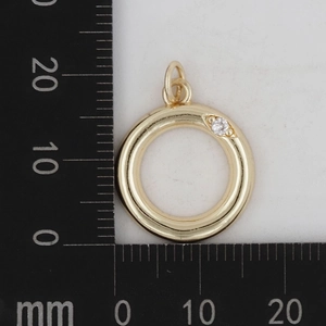 Detaillierte Messung eines 17mm Messinganhängers in Gold mit eingelegtem Zirkonia-Stein