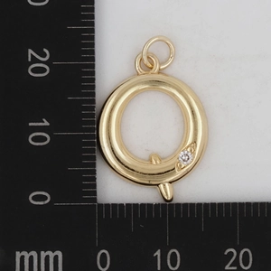 Detaillierte Größenmessung eines goldenen Buchstaben-Q-Anhängers mit 18 mm Durchmesser