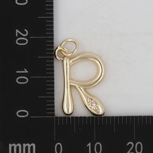 Makrofoto von Messing-Anhänger Buchstabe R mit Zirkon, Größe ca. 15mm x 12mm