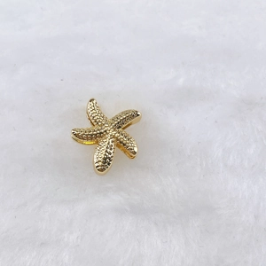 Gros plan d'un pendentif étoile de mer dorée avec texture granulaire et design 3D