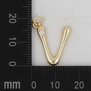 Makroaufnahme von 18K Gold Anhänger Buchstabe V mit Zirkon und 15mm Größenanzeige