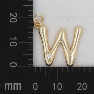 Größenmessung für goldenen Messing-Anhänger Buchstabe W mit funkelndem Zirkonia-Stein