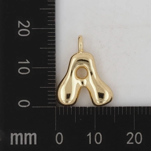 Detailansicht der 18K vergoldeten Kette A Anhänger mit Maßband zur Größenbestimmung